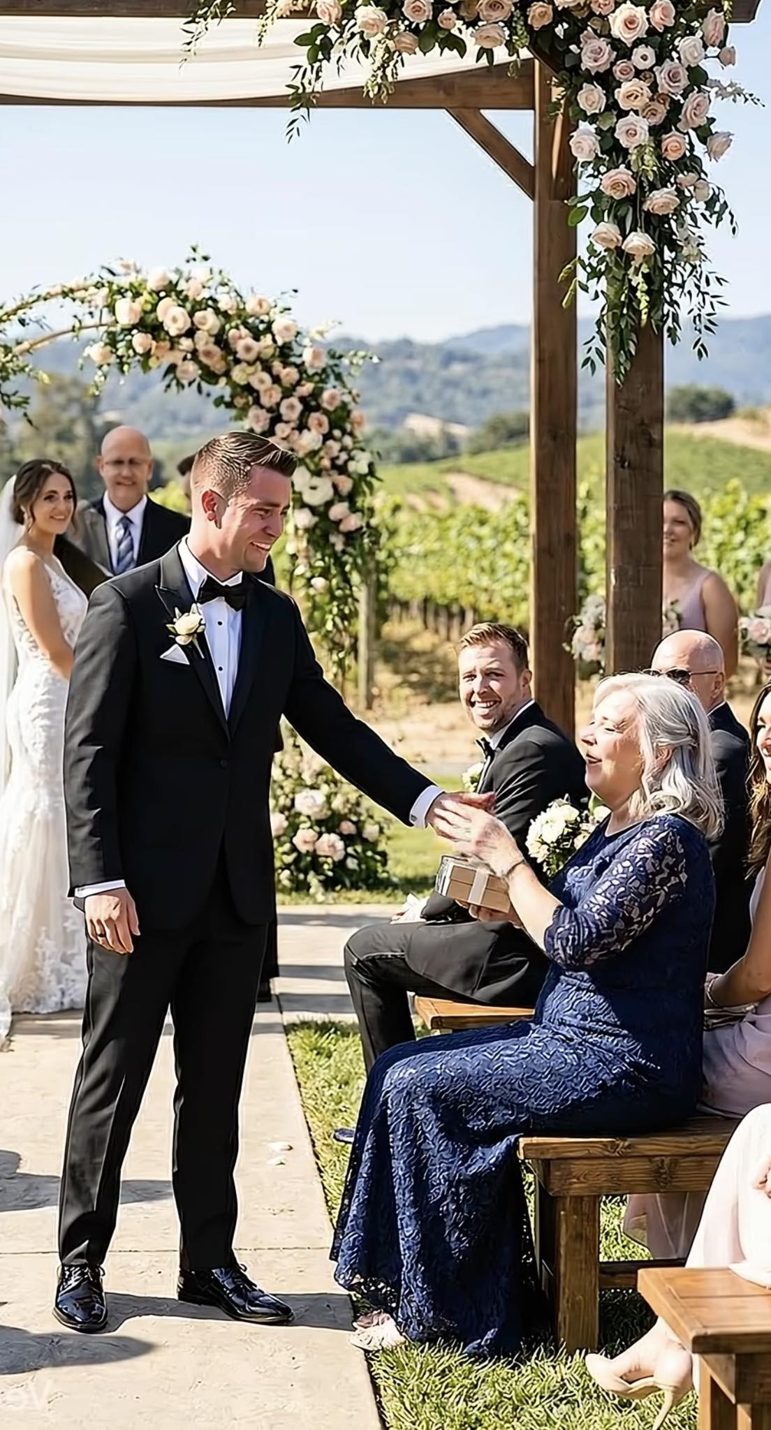 Narzeczona mojego pasierba powiedziała mi: „Tylko prawdziwe matki mogą siedzieć z przodu” — więc oglądałam ślub z tyłu… aż mój syn się odwrócił.