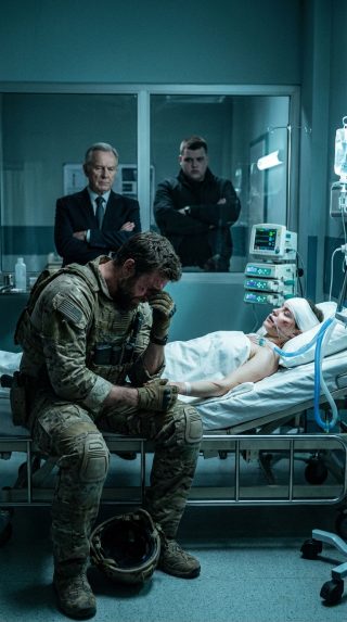 Wróciłem do domu z misji w Delcie i zastałem żonę na oddziale intensywnej terapii. Jej twarz… Nie mogłem jej rozpoznać. Lekarz wyszeptał: „Trzydzieści jeden złamań. Urazy tępe. Wielokrotne uderzenia”. Potem zobaczyłem ich przed jej pokojem – jej ojca i jego siedmiu synów – uśmiechających się, jakby właśnie coś wygrali. Detektyw powiedział: „To sprawa rodzinna. Policja nie może ich tknąć”. Spojrzałem na odcisk młotka na jej czaszce i odpowiedziałem: „Dobrze. Bo nie jestem policjantem”. „Co się z nimi stało… żaden sąd nie będzie w stanie osądzić”.