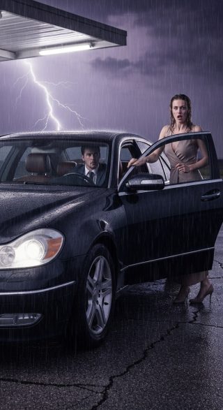 Mój mąż zostawił mnie w deszczu, 60 kilometrów od domu. „Spacer do domu może nauczy cię szacunku” – zadrwił. Nie miał pojęcia, że ​​spędziłam osiem miesięcy planując ten moment. Gdy odjeżdżał, podjechała czarna ciężarówka. Wysiadł z niej mój brat, były żołnierz piechoty morskiej. Podał mi telefon satelitarny. „Konta są zamrożone” – powiedział. Kochanka mojego męża zadzwoniła kilka minut później, błagając mnie, żebym wróciła do domu. Potem brat pokazał mi, co właśnie znalazł na ukrytych kamerach w naszej sypialni…