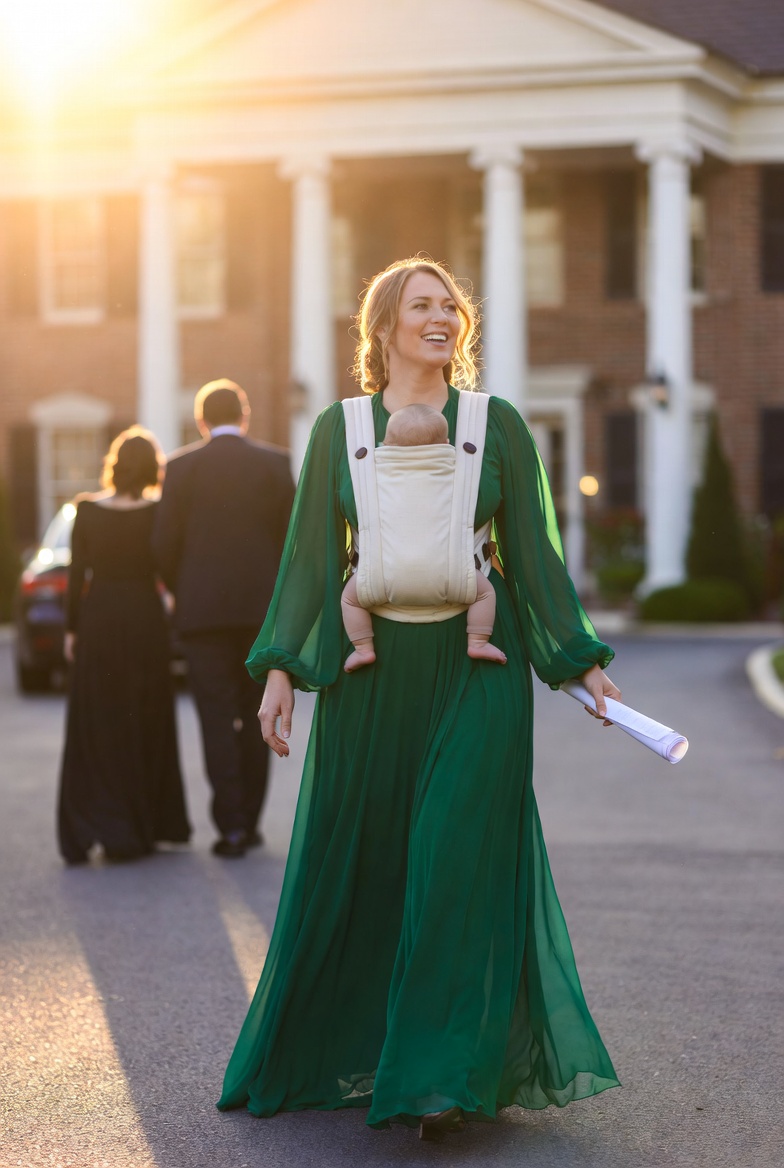 Podczas mojego baby shower mój mąż pochylił się i szepnął: „To dziecko nie jest moje”, po czym wyszedł, trzymając moją kuzynkę za rękę. Byłam w ósmym miesiącu ciąży – oszołomiona. Ale dziewięć miesięcy później wszystko się zmieniło…