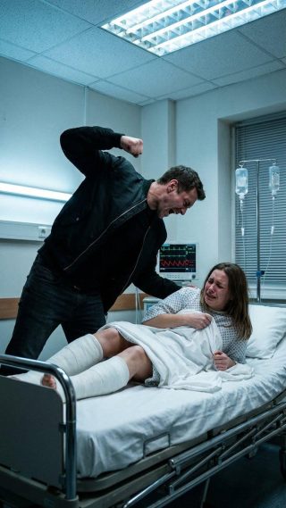 Po poważnym wypadku samochodowym trafiłam do szpitala. Mój mąż wpadł do pokoju, wściekły. „Dość tej teatralności!” krzyknął. „Wynoś się z łóżka – nie będę na to marnował pieniędzy!”. Złapał mnie, próbując ściągnąć z materaca. Kiedy zaczęłam się szarpać, uderzył mnie pięściami w brzuch. To, co się potem wydarzyło, przerosło moje najśmielsze oczekiwania…