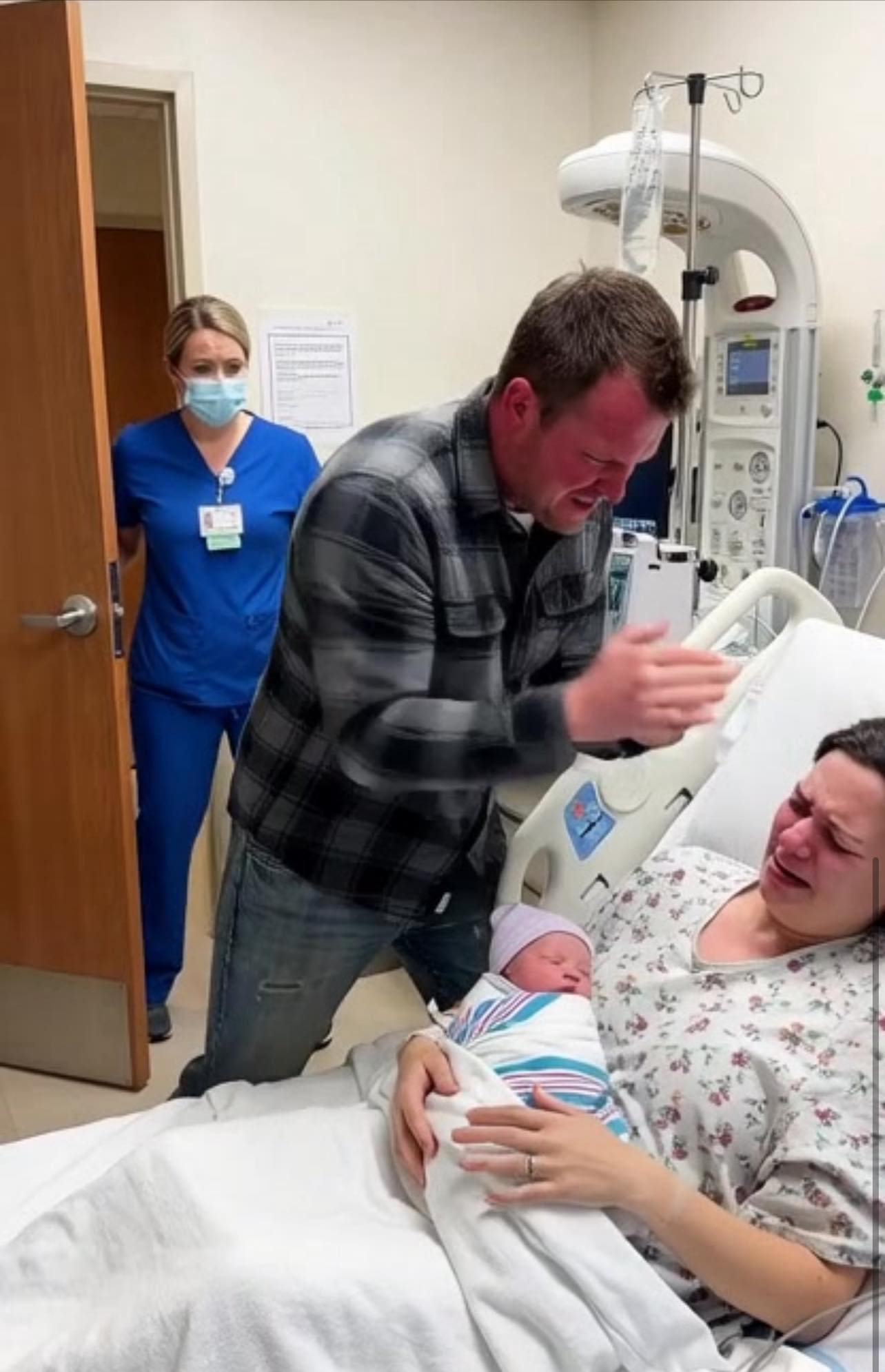 Pielęgniarka podała mi moje nowonarodzone dziecko, ale mój mąż wytrącił mi je z rąk. „To nie moje!” – ryknął. „Wychodzę i zabieram ci wszystkie pieniądze!”. Wysypał zawartość mojej torebki na podłogę i podeptał mi telefon, żebym nie mogła wezwać pomocy. Godzinę później jego kolana dotknęły podłogi…