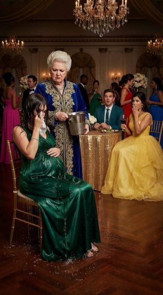 Nigdy nie powiedziałam mojemu byłemu mężowi i jego bogatej rodzinie, że jestem sekretną właścicielką wielomiliardowej firmy ich pracodawcy. Myśleli, że jestem „spłukaną, ciężarną ofiarą charytatywną”. Podczas rodzinnego obiadu moja była teściowa „przypadkowo” wylała mi na głowę wiadro lodowatej wody, żeby mnie upokorzyć, śmiejąc się: „Przynajmniej w końcu się wykąpałaś”. Siedziałam tam cała mokra. Potem wyciągnęłam telefon i wysłałam jednego SMS-a: „Rozpocznij Protokół 7”. 10 minut później klęczeli i błagali.