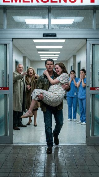 Moja rodzina wyrzuciła mnie z domu, kiedy zaszłam w ciążę w wieku 16 lat. Kiedy o 2 w nocy zaczął się poród, pojechałam taksówką sama na pogotowie. Kierowca ciągle się na mnie gapił. Po porodzie do mojego pokoju wszedł jakiś mężczyzna. Spędził całą noc w szpitalu. Krew zamieniła mi się w lód.