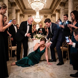 „Oddaj swoje 200 tysięcy dolarów bratu albo koniec!” – krzyknął mój ojciec, a jego głos odbił się echem pod żyrandolami mojego przyjęcia zaręczynowego. Goście zamarli, niepewni, czy odwrócić wzrok, czy udawać, że to normalne. Kiedy odmówiłam, nie wahał się ani chwili – jego ręka uderzyła mocno, a ja upadłam na podłogę, krew napłynęła mi do ust, a cisza zaległa w pokoju. Nikt nie wszedł. Nikt go nie powstrzymał. I kiedy tak leżałam, coś stało się boleśnie jasne. Dom, którym tak dumnie się chwalili… nie był jego. Był mój.