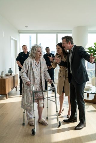 Moja córka i zięć powiedzieli: „Nie jesteśmy twoimi opiekunami!” zaledwie siedem dni po mojej operacji, kiedy wciąż nie mogłam ustać na nogach. Podniosłam telefon i wykonałam tylko dwa połączenia. Zaledwie 48 godzin później desperacko próbowali się ze mną skontaktować za wszelką cenę…