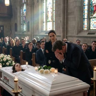 Na pogrzebie mojej siostry, która była w ósmym miesiącu ciąży, jej mąż upadł obok trumny, krzycząc, jakby jego świat się skończył. Wszyscy mu uwierzyli. Ja nie. Zadrapania na nadgarstku były zbyt świeże, zbyt celowe – a ostatnie ostrzeżenie Emily rozbrzmiewało w mojej głowie. Stałam tam w milczeniu, obserwując i składając to w całość. Bo nie byłam tylko jej siostrą – byłam policjantką. I w tym momencie zdałam sobie sprawę, że mężczyzna grający pogrążonego w żałobie męża… mógł być powodem, dla którego znalazła się w tej trumnie.