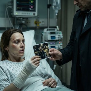 Zaczęło się jak każdy inny poranek – kawa w dłoni, cicha muzyka, myśli skupione na pracy. Potem zawiodły mi hamulce. W ciągu kilku sekund wszystko pociemniało. Kiedy obudziłam się po kilku operacjach, myślałam, że cudem jest przeżycie. Ale wtedy do mojej sali szpitalnej wszedł detektyw i powiedział mi prawdę: to nie był wypadek. Ktoś to zaplanował. Przygotowałam się na wszystko – aż do momentu, gdy pokazał mi zdjęcie. W chwili, gdy zobaczyłam twarz na zdjęciu, serce mi stanęło.