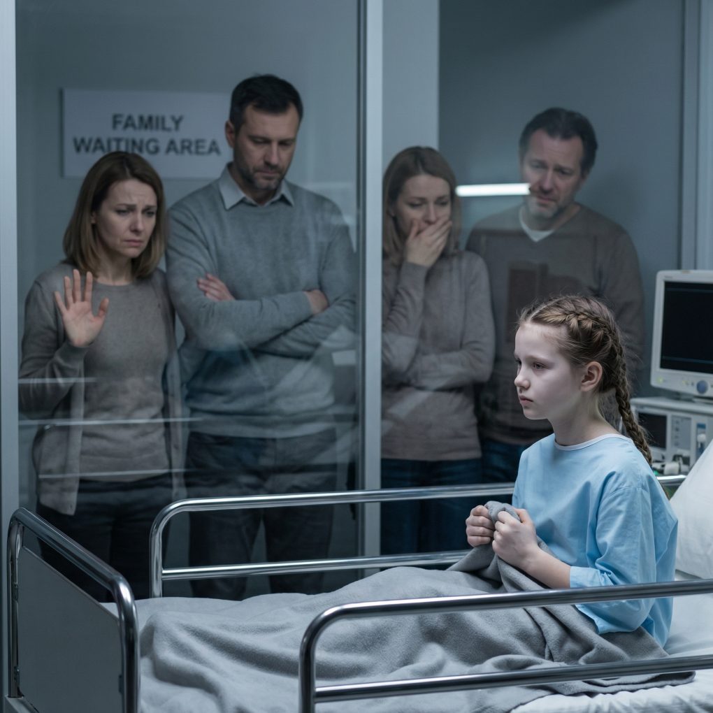 Nigdy nie powiedziałam rodzicom, że babcia zostawiła mi dziesięć milionów dolarów. Dla nich zawsze byłam kimś ekstra – cichą córką przyćmioną przez moją idealną siostrę, Raven. Była wszystkim, co celebrowali. Byłam wszystkim, co ignorowali. Wcześnie nauczyłam się znikać, bić sobie brawo w milczeniu. Ale pieniądze potrafią ujawniać prawdę. A dzień, w którym w końcu zobaczyli, co ukrywałam… był dniem, w którym wszystko, w co wierzyli, legło w gruzach.